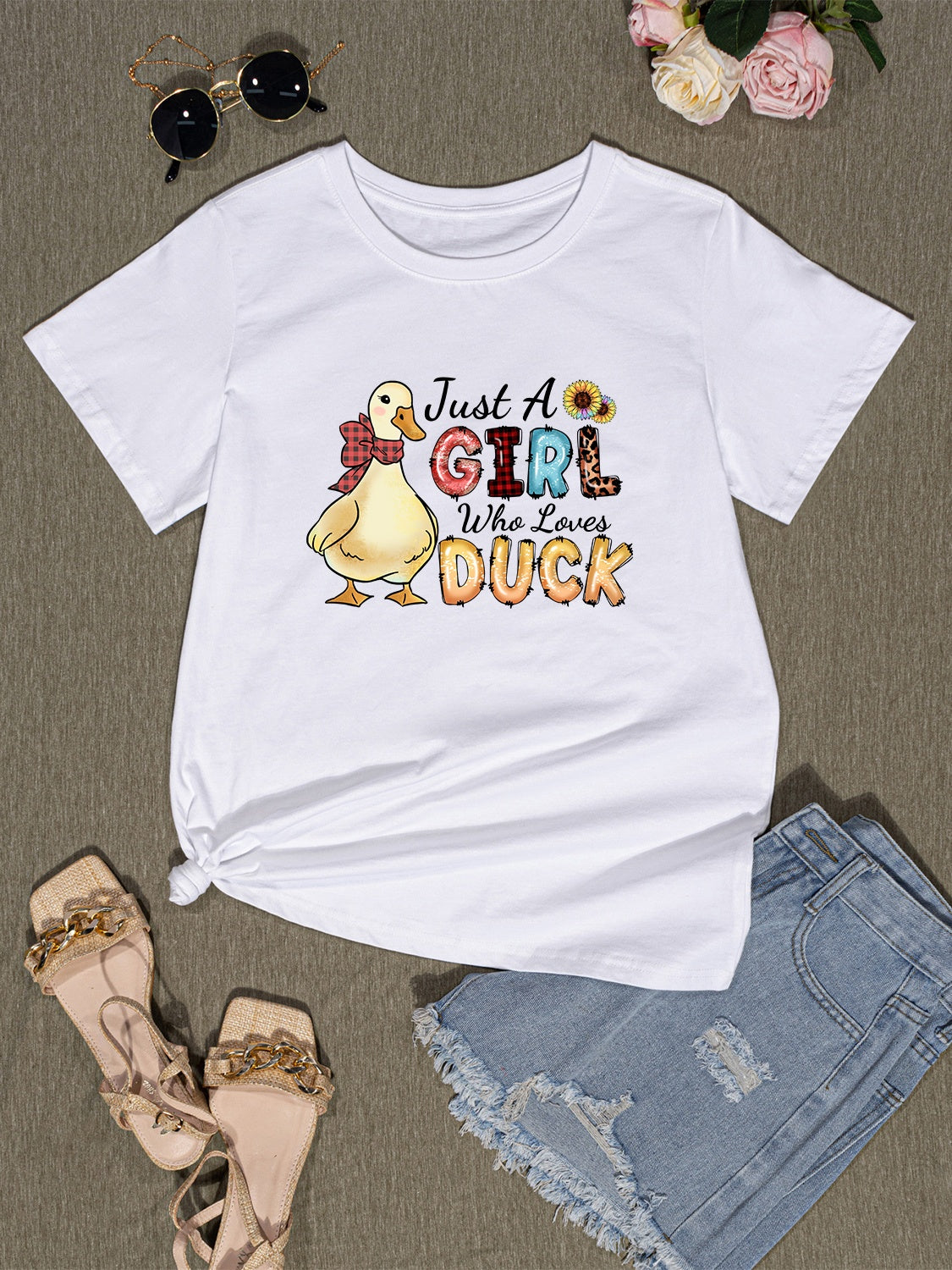 JUST A GIRL WHO LOVES DUCK Round Neck T-Shirt